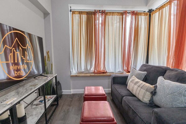 Televisión y oficina 