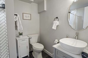 Regadera, secadora de cabello, toallas 