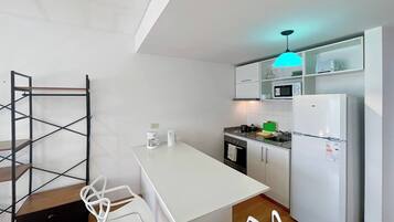 Refrigerador, microondas, parrilla de estufa y cafetera y tetera