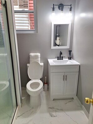 Douche, serviettes fournies, savon, shampooing