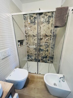 Dusj, hårføner, bidé og håndklær