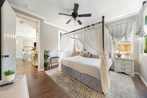 3 Schlafzimmer, Schreibtisch, Bügeleisen/Bügelbrett, Reisekinderbett