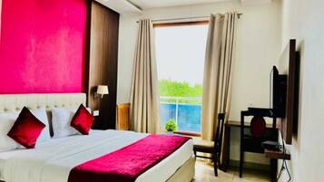 Deluxe Room | Desk, free WiFi