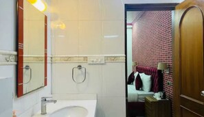 Deluxe-herbergi | Baðherbergi | Sturta, inniskór, handklæði, sápa