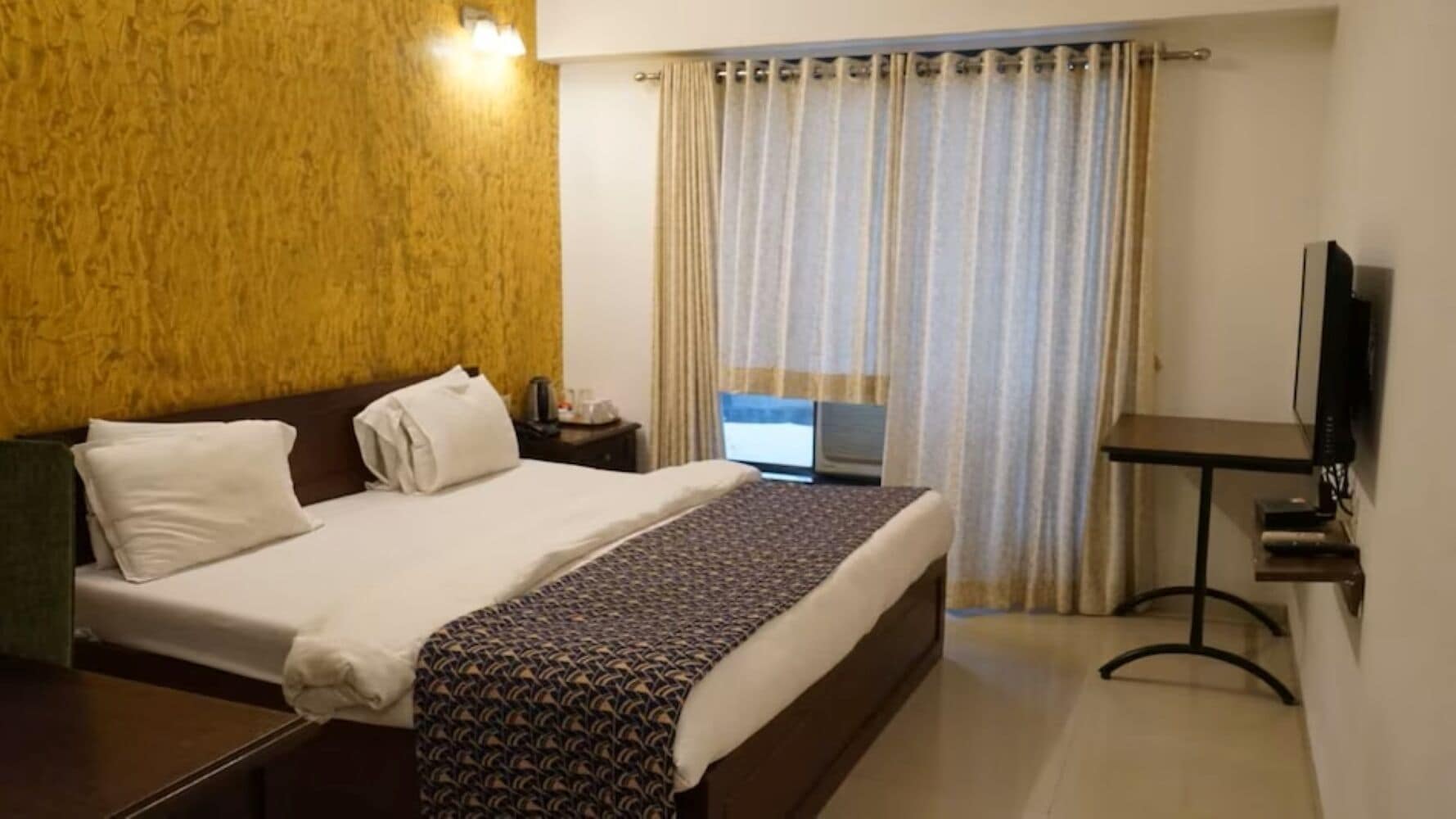 Deluxe room | Hypo-allergenic bedding, rollaway beds, free WiFi
