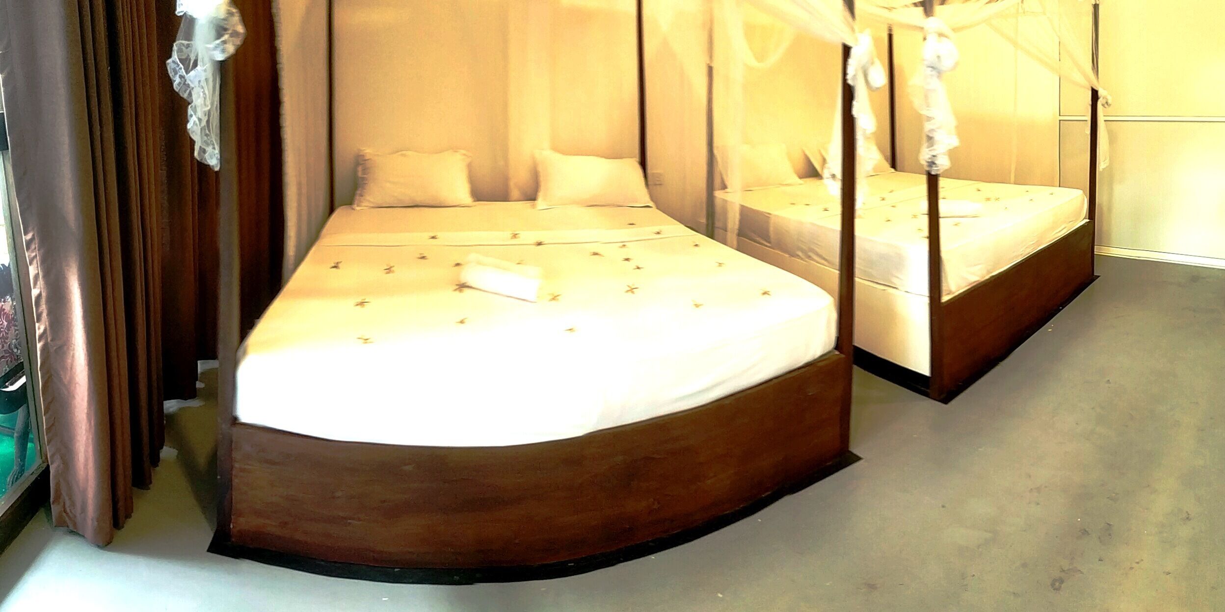 Un dormitorio con una cama grande, una cama más pequeña y una cama con dosel.