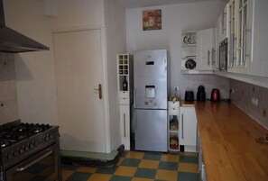 Een koelkast, een microgolfoven, een vaatwasser, een broodrooster