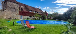 Utendørsbasseng og et oppvarmet basseng