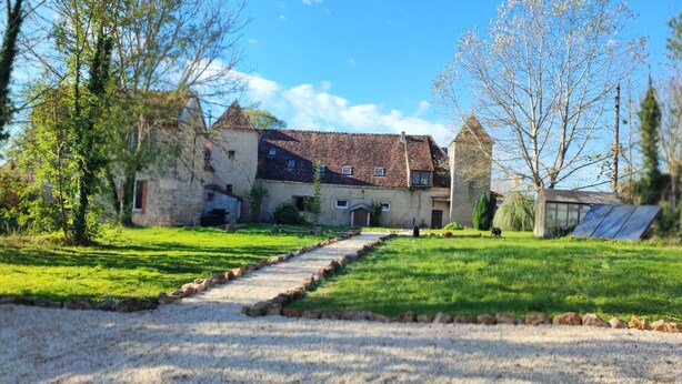 Property grounds - 12th century Manoir des Templiers, with heated swimming pool, jacuzzi, mini golf course  (Trancault)