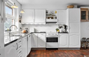Fridge, stovetop, dishwasher, coffee/tea maker - 4 bedroom beautiful home in Holstebro (Holstebro)