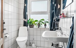 Shower - 4 bedroom beautiful home in Holstebro (Holstebro)