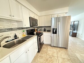 Fridge, microwave, oven, stovetop - Blue Oasis in Downtown Naples (Naples)