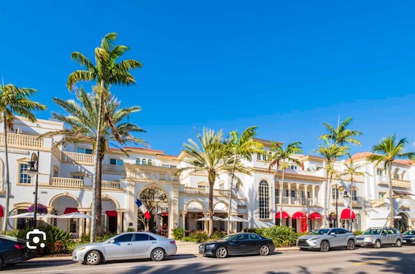 Onsite parking - Blue Oasis in Downtown Naples (Naples)