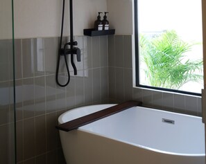 Standard King Room with Bathtub | Bathroom | Combined shower/bathtub, deep-soaking bathtub, rainfall showerhead - Urban Room Samed (Rayong)