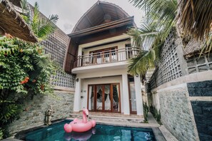 Desk, iron/ironing board, free WiFi, bed sheets - Ganesha Villa (Ubud)