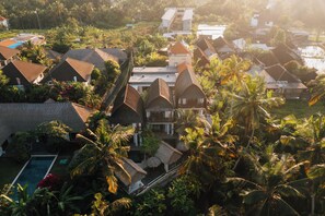 Desk, iron/ironing board, free WiFi, bed sheets - Ganesha Villa (Ubud)