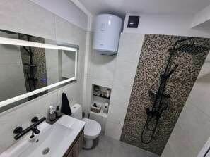 Shower, hair dryer, towels, soap - "Mi5" Ruse (Russe)