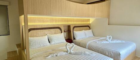 Suite estudio de lujo, para no fumadores, vista a la ciudad | Ropa de cama hipoalergénica, minibar y cortinas blackout