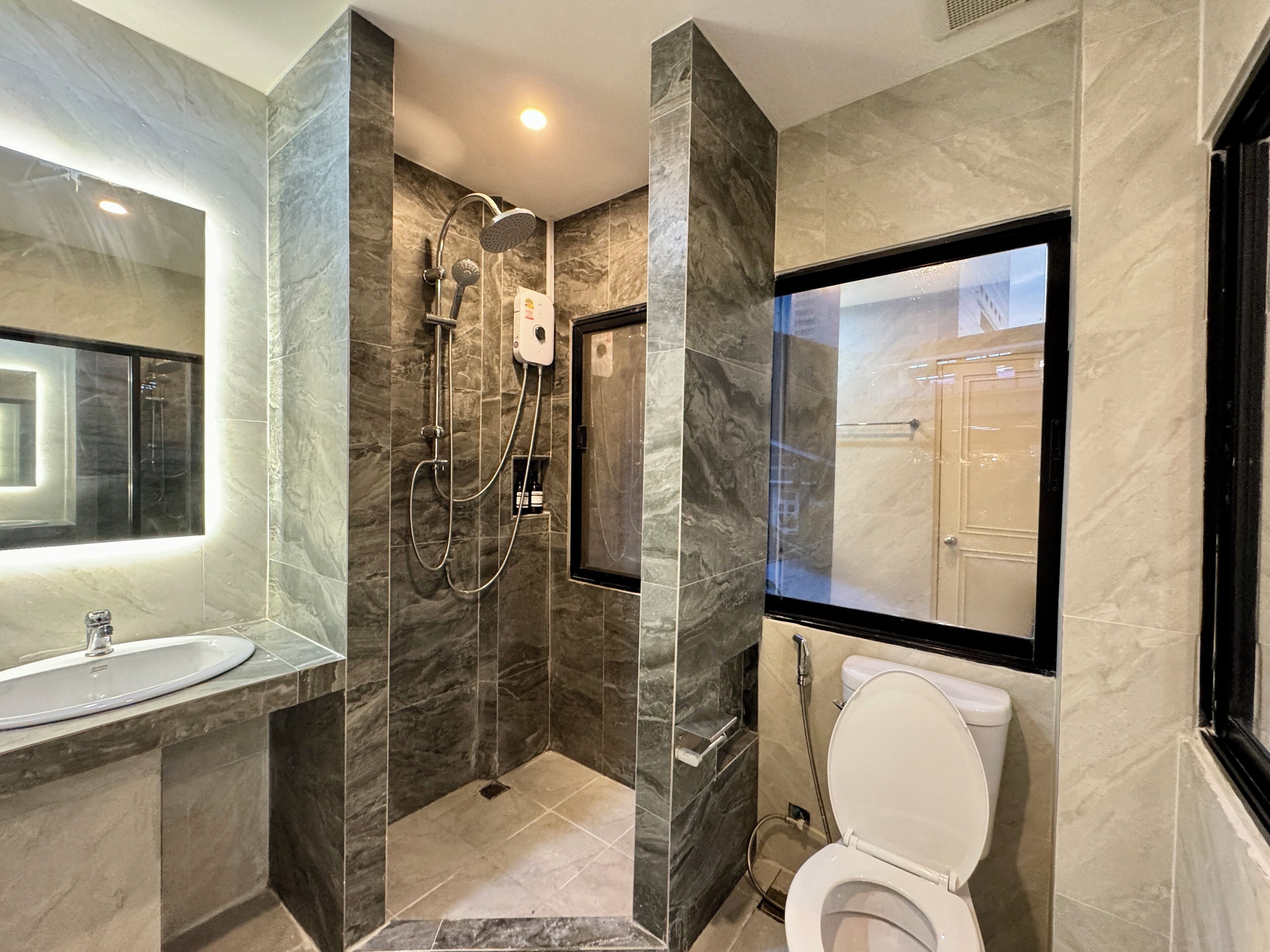 Superior Room, 1 Queen Bed with Sofa bed | Bathroom | Shower, hydromassage showerhead, hair dryer, bidet