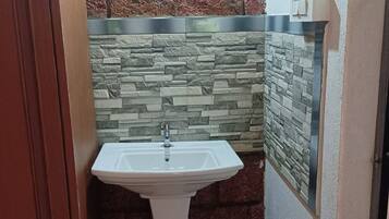 Room, 3 Bedrooms | Bathroom