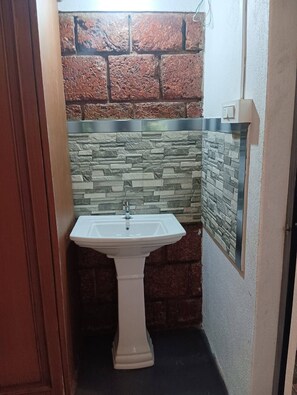 Bathroom - Room-cottage In Farm House Dandeli (Joida)