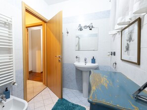 Sèche-cheveux, serviettes fournies