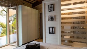 Ein Schlafzimmer mit Bett, Kleiderschrank und einer Wand mit gerahmten Bildern.