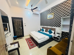 Deluxe Double Room | Egyptian cotton sheets, premium bedding, down comforters, desk