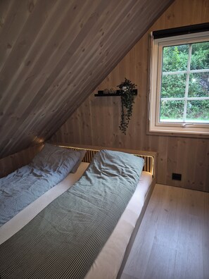 3 室のベッドルーム、デスク、旅行用ベビーベッド、WiFi (無料)