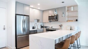 Réfrigérateur, micro-ondes, lave-vaisselle, cafetière/bouilloire