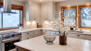 Microwave, oven, dishwasher - Okanagan - 385 Moonshine Crescent (Beaverdell)