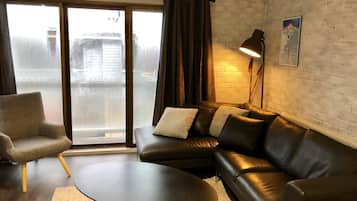 Apartment, 4 Bedrooms, Balcony, Mountain View | Living room