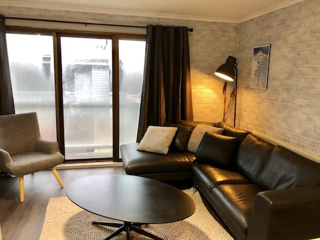 Apartment, 4 Bedrooms, Balcony, Mountain View | Living room