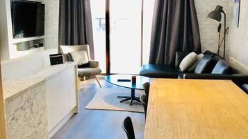 Apartment, 4 Bedrooms, Balcony, Mountain View | Dining