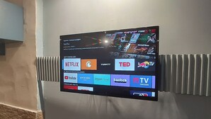 A flat-screen TV mounted on a wall displaying various streaming service icons. - Central House Apartment (Catania)