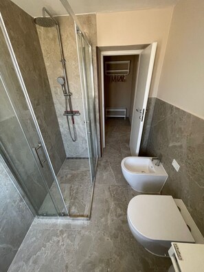 Bruser, hårtørrer, bidet, håndklæder