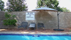 Habitación, 1 habitación, vistas al jardín | Piscina | Una piscina al aire libre