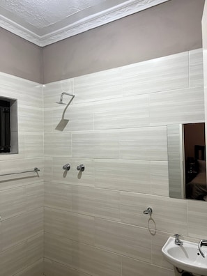 Room, 1 Bedroom, Garden View | Bathroom - Room-lulu Guest Lodge, Low-density Subur (Victoria Falls)