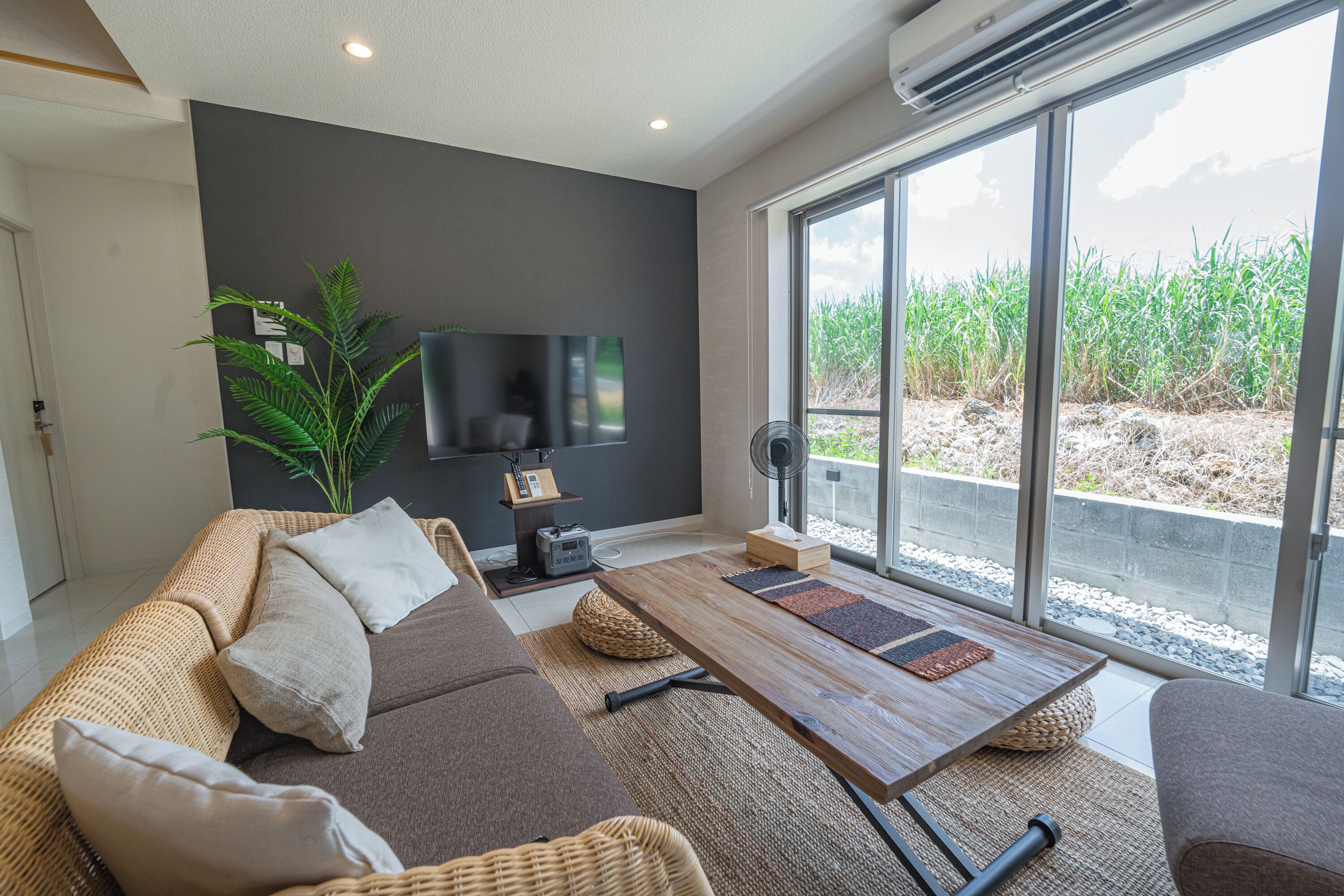 Talo | Oleskelualue | 43–tuumainen taulutelevisio, jossa digitaalikanavat