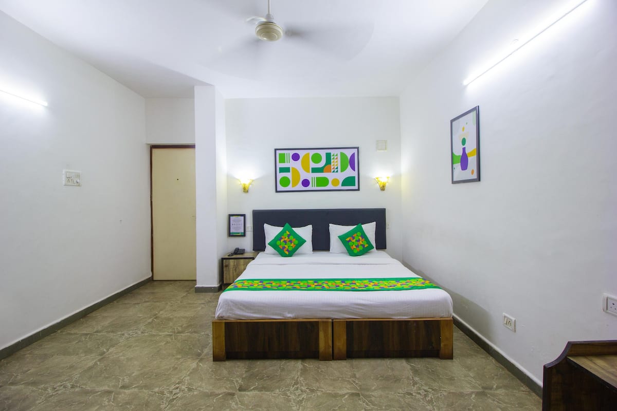 Economy Room | Blackout drapes, iron/ironing board, bed sheets
