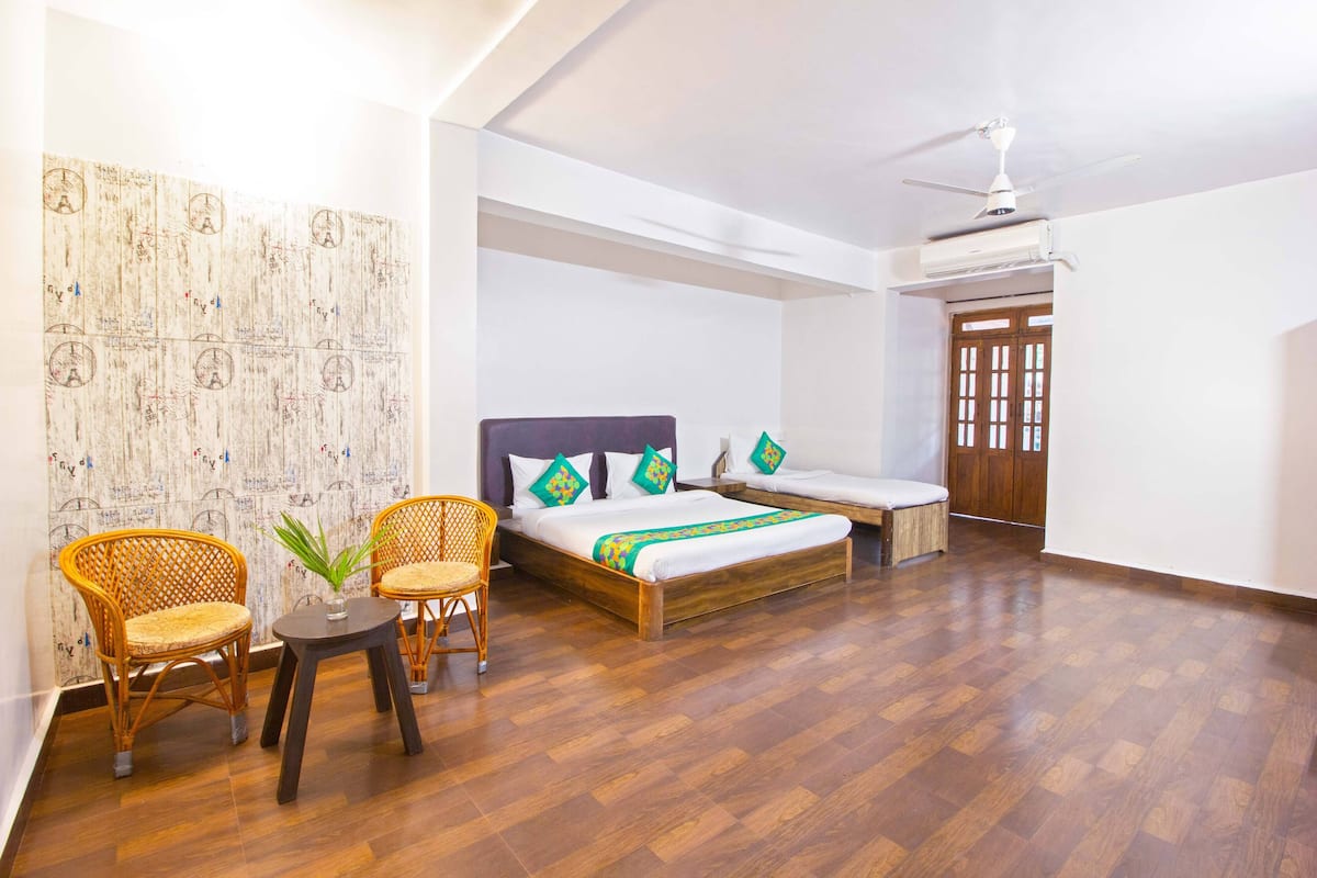 Deluxe Room, Pool View | Blackout drapes, iron/ironing board, bed sheets