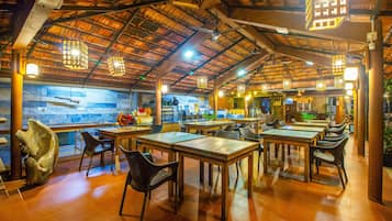 S'hi serveixen plats de cuina índia