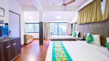 Kamar Premium, pemandangan kolam renang | Tirai kedap cahaya, setrika/meja setrika, dan seprai linen