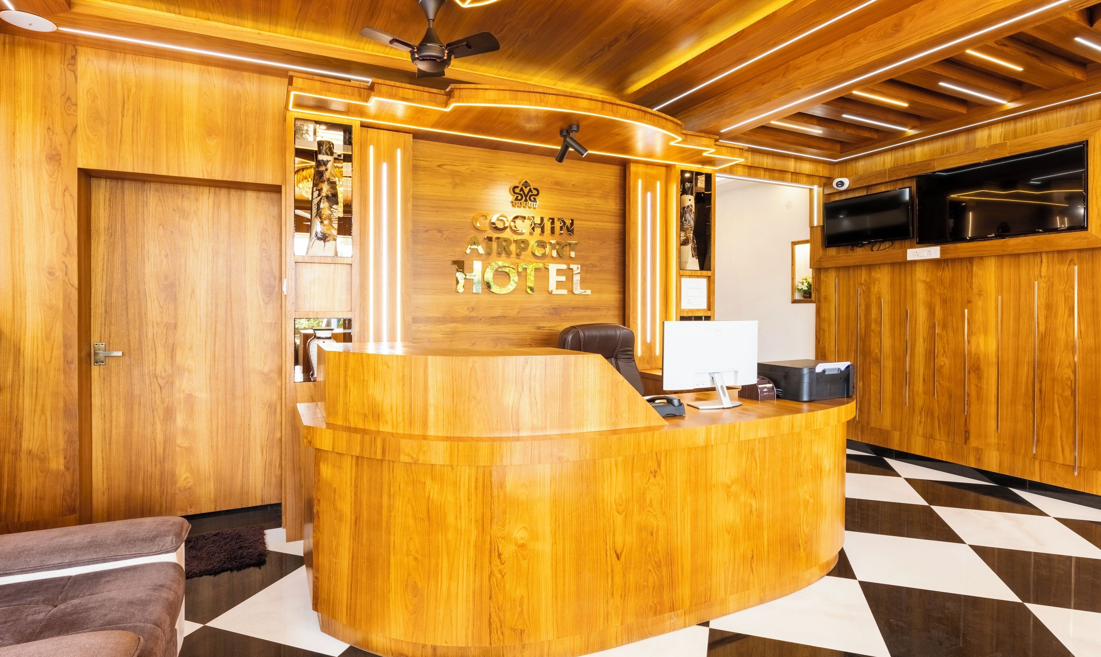 Un mostrador de recepción de madera con un letrero que dice 'Czech Airport Hotel'.