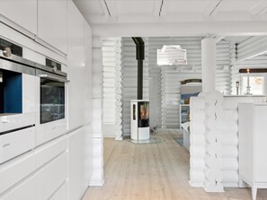 Kjøleskap, ovn, oppvaskmaskin og høy barnestol