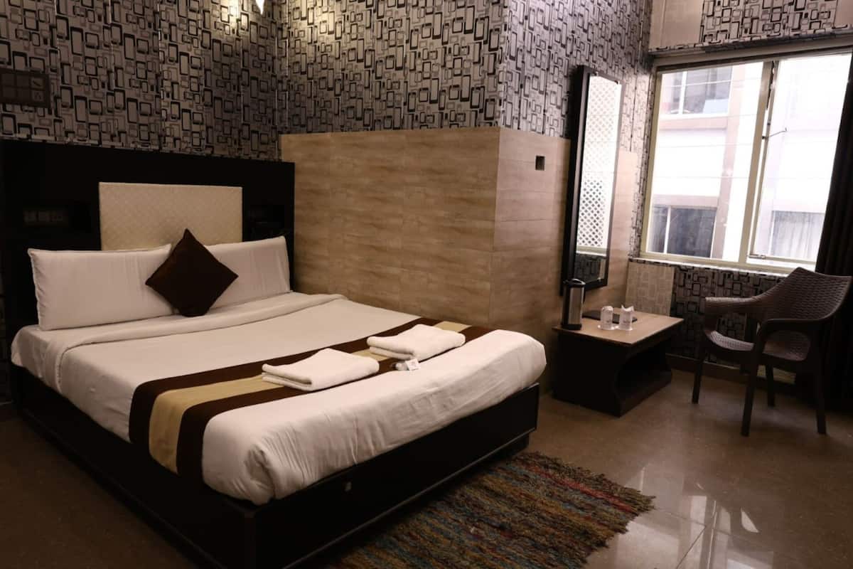 Soundproofing, free WiFi, bed sheets