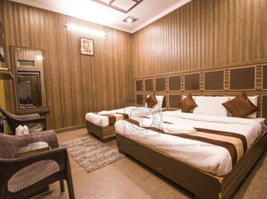 Deluxe-Dreibettzimmer, Stadtblick | Schallisolierte Zimmer, kostenloses WLAN, Bettwäsche