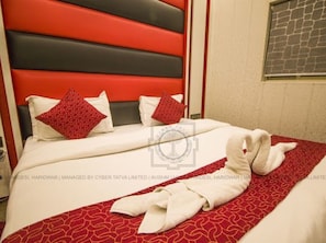 Deluxe-Doppelzimmer, Stadtblick | Schallisolierte Zimmer, kostenloses WLAN, Bettwäsche