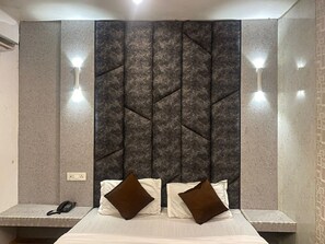 Soundproofing, free WiFi, bed sheets - Goroomgo Pardesi's Haridwar (Haridwar)