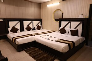 Deluxe-Dreibettzimmer, Stadtblick | Schallisolierte Zimmer, kostenloses WLAN, Bettwäsche